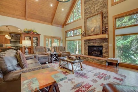 Luxurious 6BDR Getaway with Hot Tub and Mountain Views House in Blue River