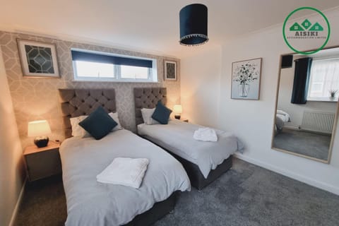 FW Haute Apartments at Harwoods Road, Multiple 2 Bedroom Pet-Friendly Flats, King or Twin or Double beds with FREE WIFI and PARKING Condo in Watford