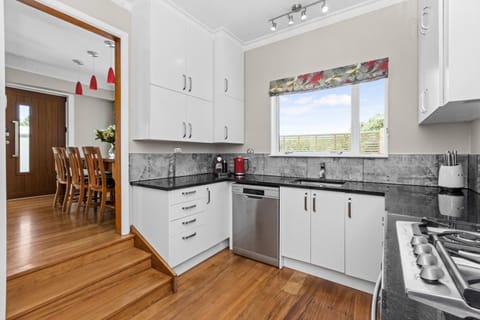 Live Large in the Village Casa in Havelock North