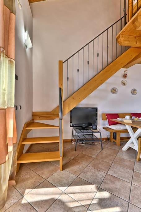 Residence Le Brede - Appartamento 12 -Rebomaholidays Condo in Lake Garda