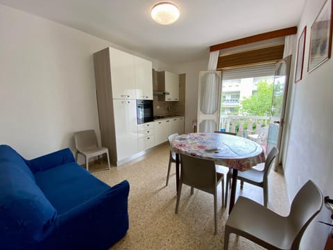 Kitchen or kitchenette, Living room, Seating area, Dining area, pet friendly