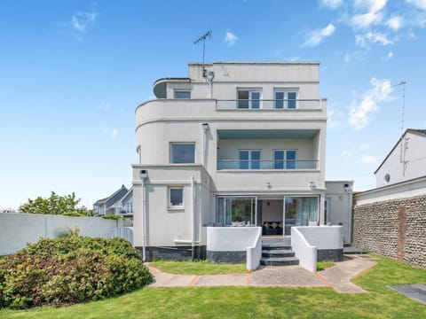 Three Decks House in Bognor Regis