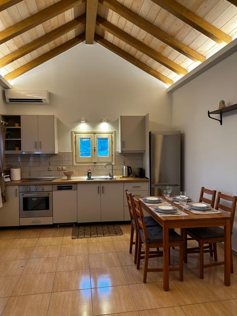Kitchen or kitchenette, Dining area, kitchen