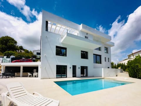 Property building, Patio, Day, Swimming pool, sunbed