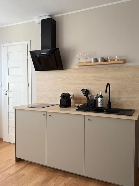 Coffee/tea facilities, Kitchen or kitchenette, stove