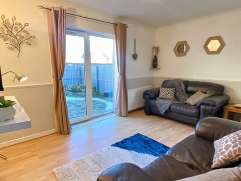 Cosy cottage with free parking close to airport Condo in Edinburgh