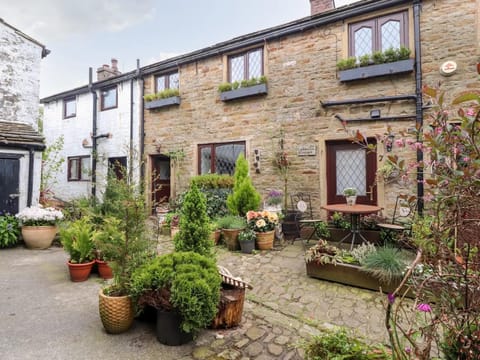 17th Century 2-bed/bath period cottage House in Pendle District