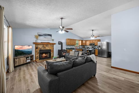 Andy Woods Lodge - 4 Bedrooms, 1,5 Baths, Sleeps 8 home House in Cosby