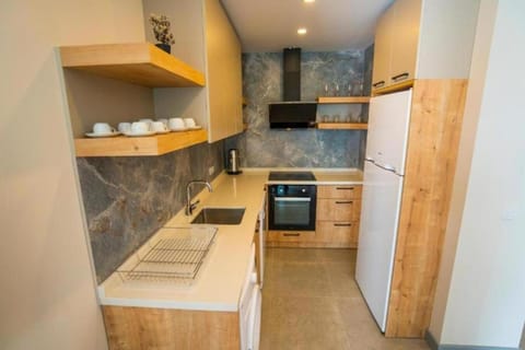 Kitchen or kitchenette, dishwasher, oven, washing machine, kitchen