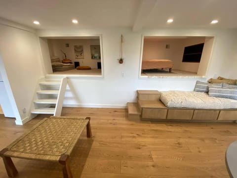 Modern Apartment w/ Private Deck & BEAUTIFUL VIEWS Condo in Topanga