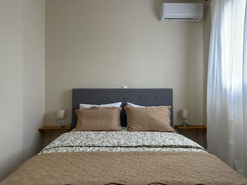 Bed, Photo of the whole room, Bedroom, air conditioner