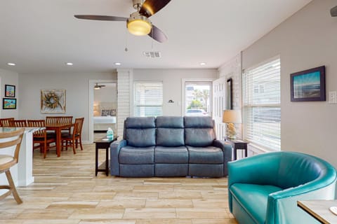 Charming 2 Bedroom Condo, Sleeps 6 and Walking Distance to Pool and Beach! House in Port Aransas