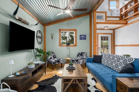 Hollmig Haus - Sleeps 12 with Hot Tub & Beauty Bar House in Fredericksburg