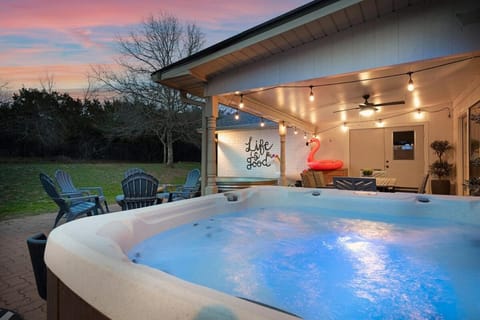 Das Bach Haus - Game Room Make-Up Room & Hot Tub House in Fredericksburg