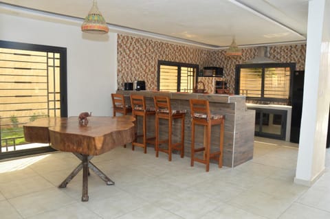 Coffee/tea facilities, Kitchen or kitchenette, Dining area, minibar