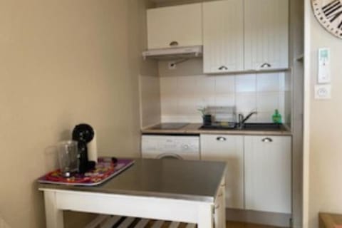 Kitchen or kitchenette, Dining area, minibar, stove