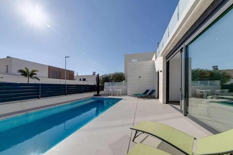 Superb villa with a heated pool Moradia in Santiago de la Ribera