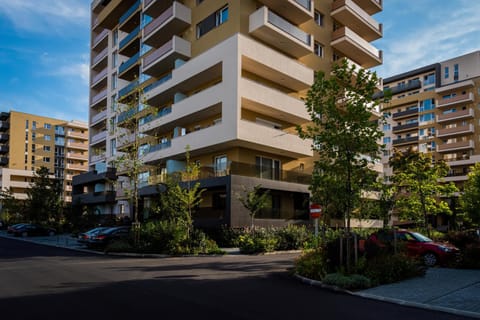 Property building, Day, Neighbourhood, City view, Street view, Location, Parking