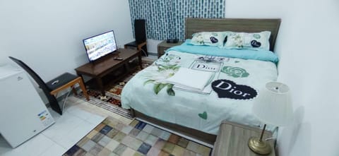 Bed, TV and multimedia, Photo of the whole room, towels