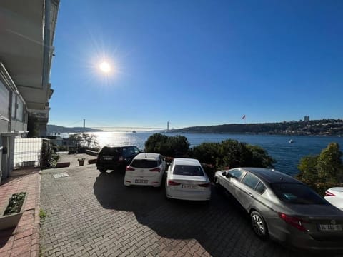 Bosphorus waterfront flat, Cengelköy Condo in Istanbul