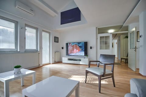 TV and multimedia, Living room, Seating area, air conditioner