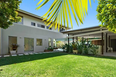 Witta Circle - Walk to Hastings St & Noosa Beach House in Noosa Heads