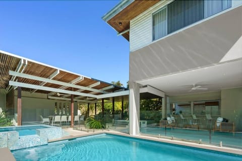 Witta Circle - Walk to Hastings St & Noosa Beach House in Noosa Heads