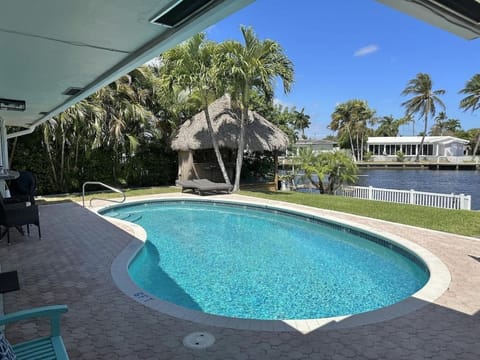 Relaxing, private getaway with amazing water views at our SUPER PARADISE! House in Oakland Park