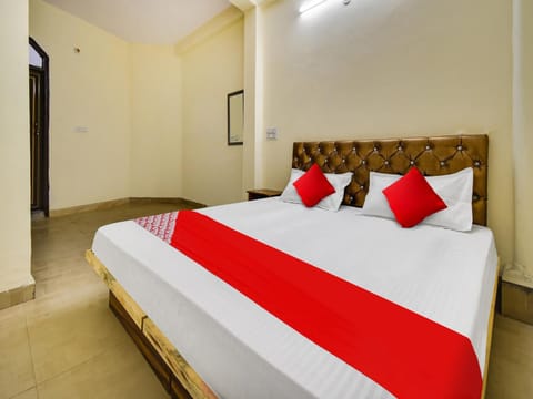 OYO Flagship 81329 Hotel Royal Inn Hotel in Noida