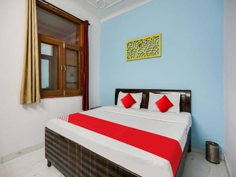 OYO Flagship Friends Homestay Hotel in Noida
