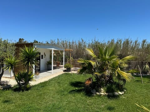 Cabane le Flamant avec jardin, piscine chauffée et parking Condo in Saintes-Maries-de-la-Mer