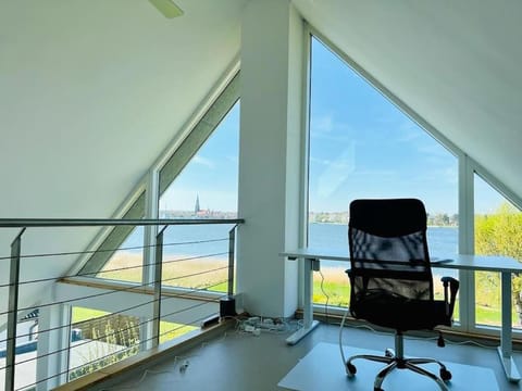 Lichtdurchflutete Ferienwohnung mit direktem Schleiblick Apartment in Schleswig