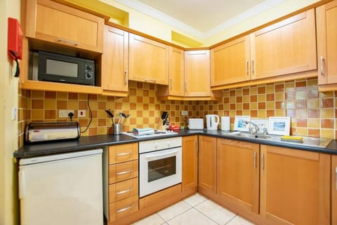 22 - Spacious Duplex by Shortstays House in Galway