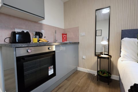 Cohost Partners | Smart TV | 5 Min City | Parking Apartment in Cardiff