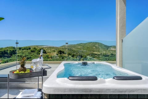 Day, Natural landscape, Hot Tub, View (from property/room), Balcony/Terrace, Mountain view, Sea view, Inner courtyard view