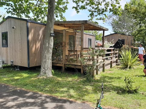 Mobilhome 6 pers dans un Camping 5 étoiles Terrain de camping /
station de camping-car in Sanguinet