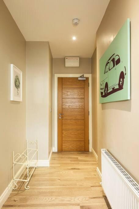 The Matisse- 10 Min Walk to City / Trendy 1 Bd Apt Apartment in Belfast