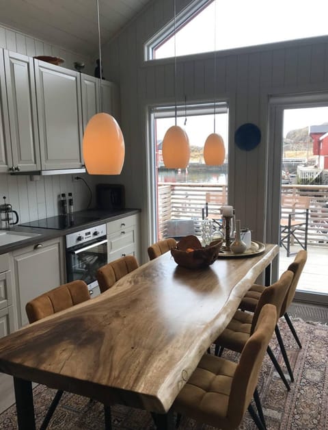 View (from property/room), Balcony/Terrace, Kitchen or kitchenette, Dining area, oven, stove