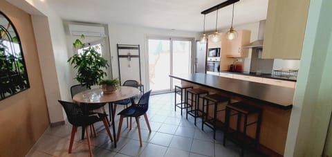 Kitchen or kitchenette, Dining area, minibar, pet friendly, stove