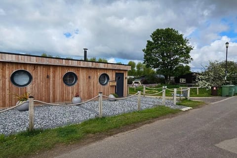 Humberston Boathouse Lodges with Hot Tub - Cleethorpes Beach Cabin Chalet Chalet in Humberston