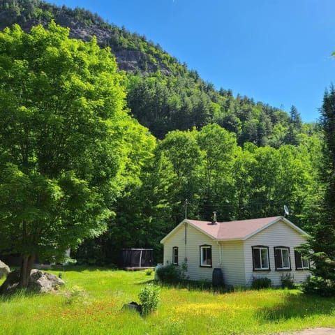 Chalet Falaise by Chalets NABU Chalet in Saint-Alexis-des-Monts