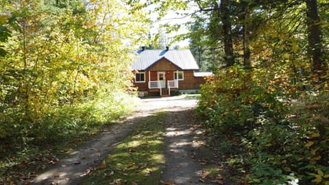 Chalet Rivière - Cozy - Bord de rivière - Petit déjeuner bio - Romantique Chalet in Saint-Alexis-des-Monts