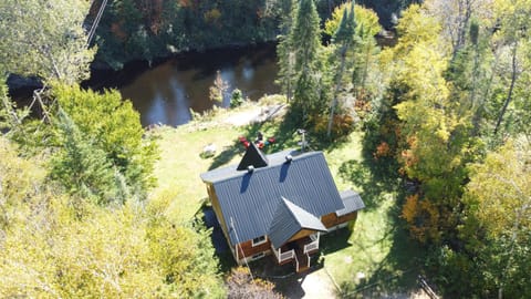 Chalet Rivière - Cozy - Bord de rivière - Petit déjeuner bio - Romantique Chalet in Saint-Alexis-des-Monts