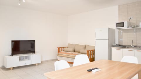 Communal lounge/ TV room, Kitchen or kitchenette, Dining area