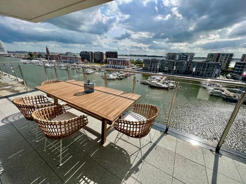 Day, Natural landscape, View (from property/room), Balcony/Terrace, Seating area, Dining area, Lake view, River view, Sea view
