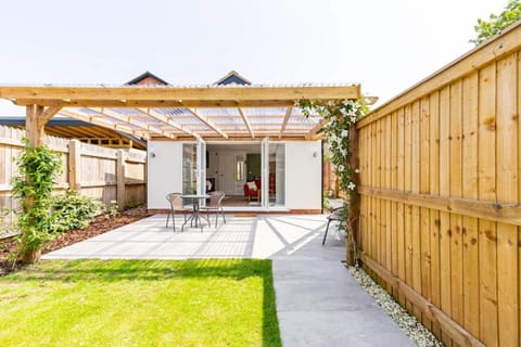 Property building, Patio, Spring, Day, Garden, Garden view