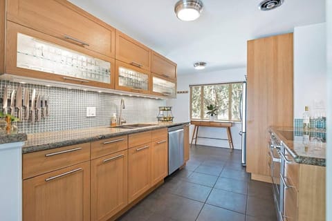 Mid-century, modern oasis, fully stocked House in Murray