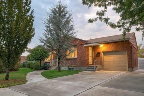 Mid-century, modern oasis, fully stocked House in Murray