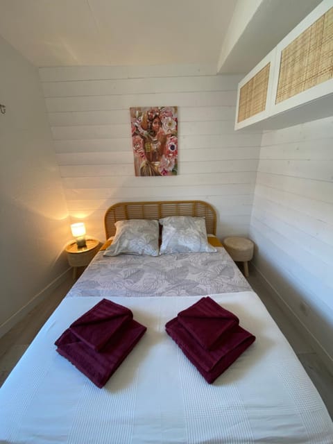 Bed, Photo of the whole room, Bedroom, towels