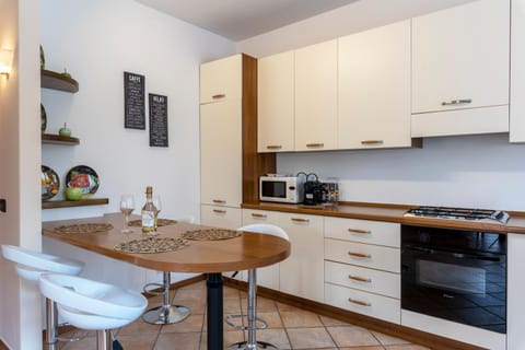 Coffee/tea facilities, Kitchen or kitchenette, Dining area, minibar, pet friendly, stove